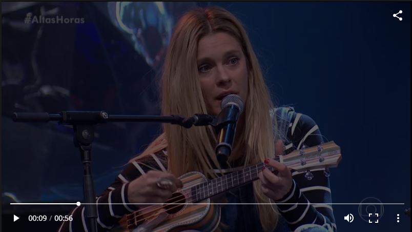 Carolina Dieckmann tocando ukulele no Altas Horas
