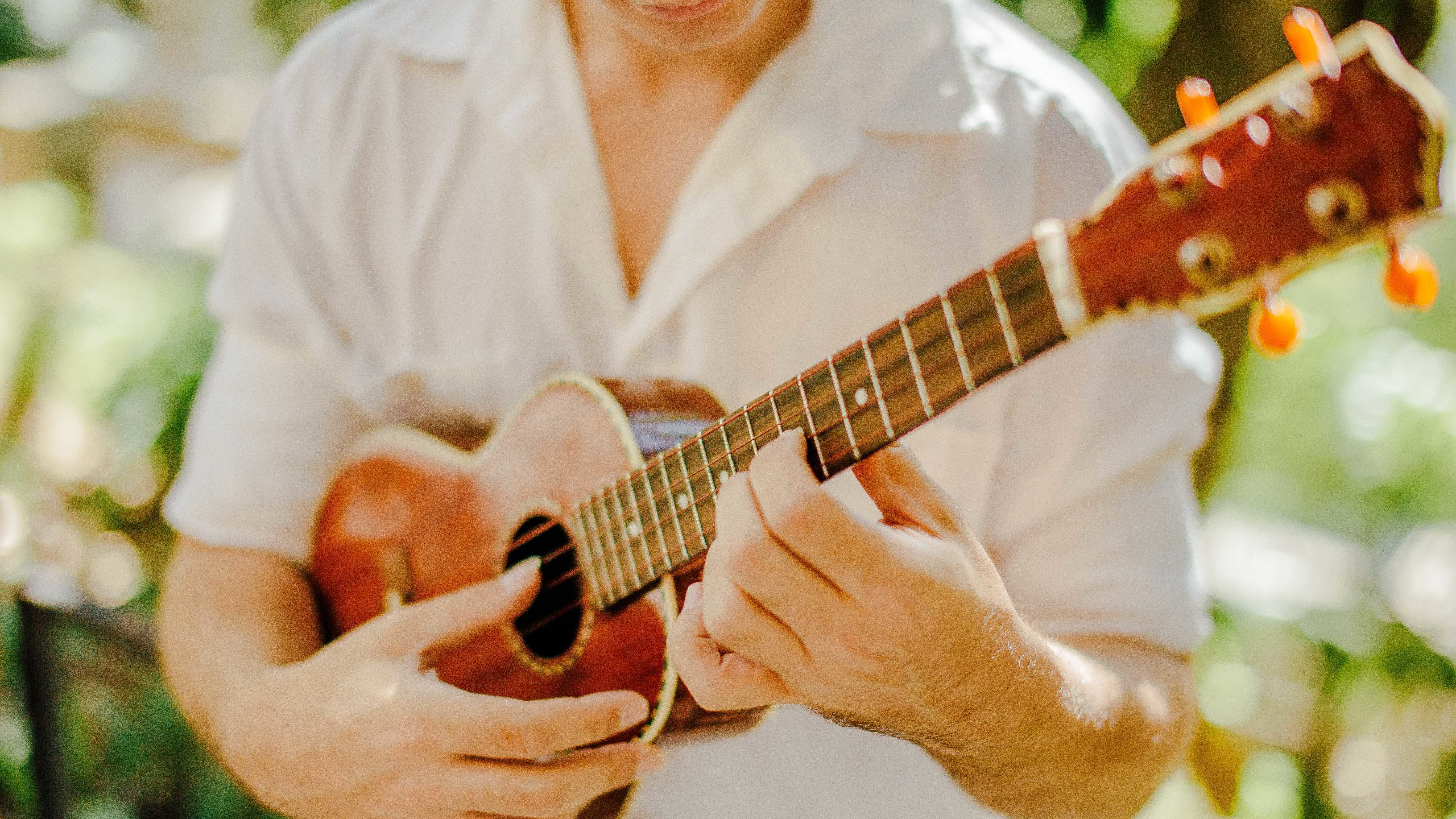 Aulas de violão e de ukulele: Como é bom aprender a tocar um